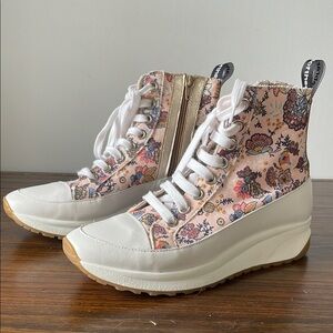 Vaddia #thebrandofthecat floral zip up lace up platform high top sneaker NWOT